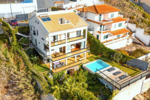 una vista aérea de una casa con piscina en Spacious house with sea view in Caniço + private pool, en Caniço