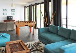 una sala de estar con un sofá y una mesa en Spacious house with sea view in Caniço + private pool, en Caniço