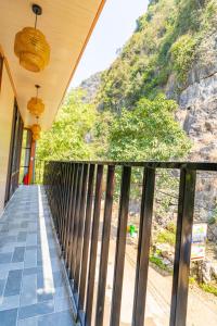 a balcony with a view of a mountain at Xuân Bách Family Motel in Nguyên Ngoại