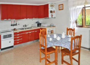 Kuchnia lub aneks kuchenny w obiekcie Charming House in Morales de Rey with Enclosed Garden