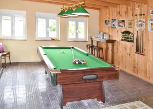 Stół bilardowy w obiekcie Charming House in Morales de Rey with Enclosed Garden