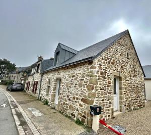 a stone building with a parking meter in front of it at TY BIHAN Plage à 300m Bourg 500m in Piriac-sur-Mer