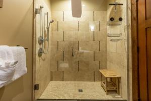 een badkamer met een douche met een glazen deur bij The Historic 901 Condos In the Heart of Fernie in Fernie