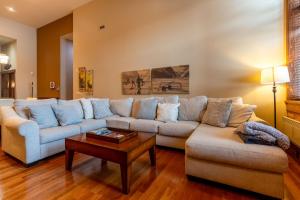 een woonkamer met twee banken en een salontafel bij The Historic 901 Condos In the Heart of Fernie in Fernie