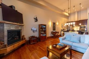 een woonkamer met een bank en een open haard bij The Historic 901 Condos In the Heart of Fernie in Fernie +92 foto's