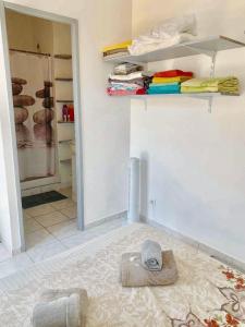 a bathroom with a rug on the floor with a towel at Appartement charmant avec jacuzzi à La Ciotat, 48m² in La Ciotat