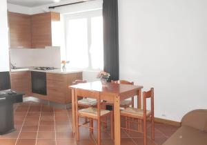 Η κουζίνα ή μικρή κουζίνα στο Cozy apartment in Livo 70 m² with mountain view terrace