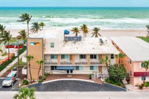 eine Luftaufnahme eines Hauses und des Strandes in der Unterkunft Enchanted Isle Hollywood Beach Resort in Hollywood