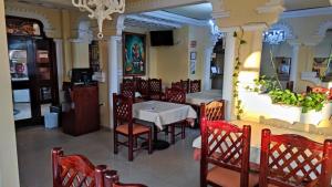 ein Esszimmer mit einem Tisch und Stühlen in einem Restaurant in der Unterkunft Hotel Báez Carrizal in Villahermosa