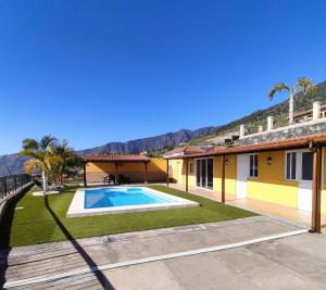 a house with a swimming pool in a yard at Casa Amelina in El Paso