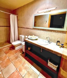 Ένα μπάνιο στο Charming House in Ogassa, Perfect for 10 Guests