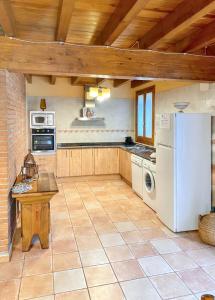 Η κουζίνα ή μικρή κουζίνα στο Charming House in Ogassa, Perfect for 10 Guests