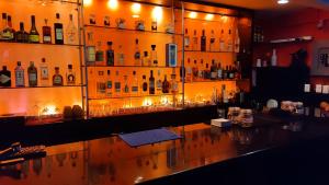eine Bar mit vielen Flaschen Alkohol in der Unterkunft Hotel Báez Carrizal in Villahermosa