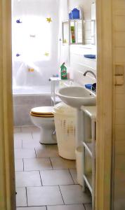 a bathroom with a toilet and a sink at Maison charmante à Sainte-Anne avec jardin clôturé in Sainte-Anne