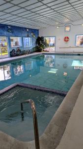 a large swimming pool in a large building at Silver Surf Motel in Yachats