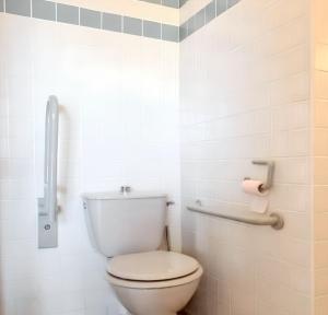 Ένα μπάνιο στο Maison charmante avec jacuzzi et vue sur montagne à Sartène