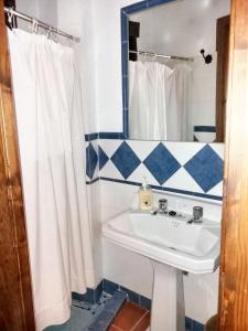 een badkamer met een wastafel en een spiegel bij Spacious comfortable house in Quesada with balcony in Quesada