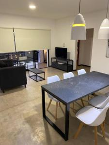 ベジャ・ビスタにあるSiloé Bella Vistaのリビングルーム(ダイニングテーブル、椅子付)