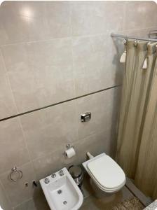 ベジャ・ビスタにあるSiloé Bella Vistaのトイレと洗面台付きのバスルーム +4枚の写真