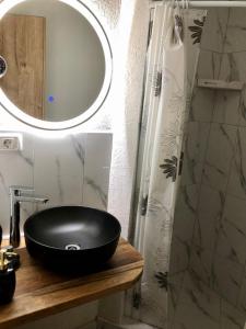 a bathroom with a black sink and a mirror at Mountain View PM in Poiana Mărului