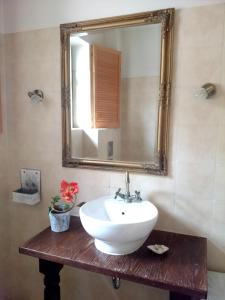 a bathroom with a sink and a mirror at Woda Na Młyn Gościniec Dla Przyjaciół 2 Sp z oo in Waćmerek