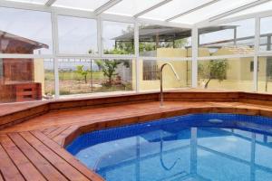 Basen w obiekcie Charming apartment in Noguericas, 120 m², includes jacuzzi lub w pobliżu