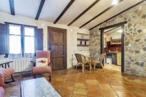 Kuchnia lub aneks kuchenny w obiekcie Charming apartment in Noguericas, 120 m², includes jacuzzi