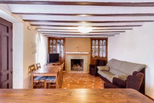 Część wypoczynkowa w obiekcie Charming apartment in Noguericas, 120 m², includes jacuzzi