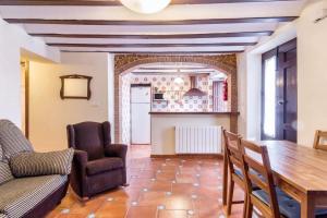 Część wypoczynkowa w obiekcie Charming apartment in Noguericas, 120 m², includes jacuzzi