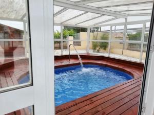 Basen w obiekcie Charming apartment in Noguericas, 120 m², includes jacuzzi lub w pobliżu