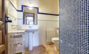 Łazienka w obiekcie Charming apartment in Noguericas, 120 m², includes jacuzzi