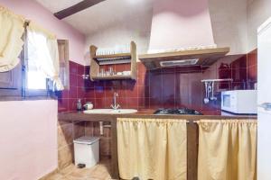 Kuchnia lub aneks kuchenny w obiekcie Charming apartment in Noguericas, 120 m², includes jacuzzi