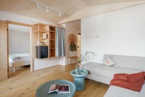 TV a/nebo společenská místnost v ubytování biYou Ecoquartier in den Bergen