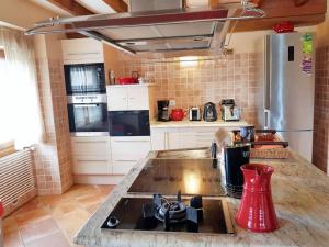 kuchnia ze zlewem i lodówką w obiekcie Cosy house with jacuzzi in Zugarramurdi w mieście Zugarramurdi +23 zdjęcia