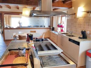 Kuchnia lub aneks kuchenny w obiekcie Cosy house with jacuzzi in Zugarramurdi