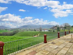 balkon z ogrodzeniem i widokiem na zielone pole w obiekcie Cosy house with jacuzzi in Zugarramurdi w mieście Zugarramurdi