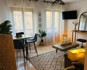 a living room with a table and a dining room at Piso Espectaculares Vistas in Ciudad-Rodrigo