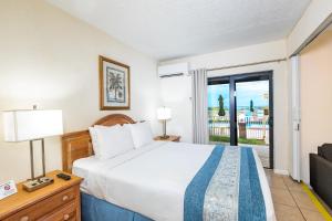 Postel nebo postele na pokoji v ubytování Emerald Seas Deerfield Beach Club + 26 fotografií