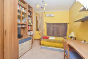 una camera da letto con un letto, una scrivania e una finestra di Cosy Villa in Ladispoli with Private Pool a Ladispoli