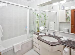 Koupelna v ubytování Spacious Apartment in Malpica with Sea and Mountain Views - 110 m² + 61 fotografií