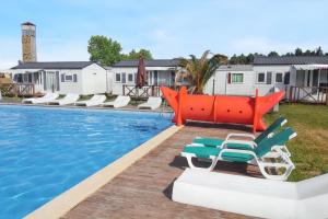 Πισίνα στο ή κοντά στο Comfortable apartment in Pataias with garden and shared pool