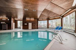 Bazén v ubytování Stony Plain Inn & Suites nebo v jeho okolí