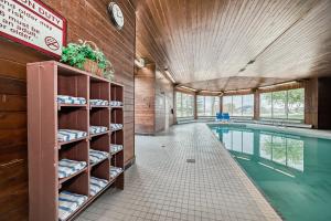 Bazén v ubytování Stony Plain Inn & Suites nebo v jeho okolí