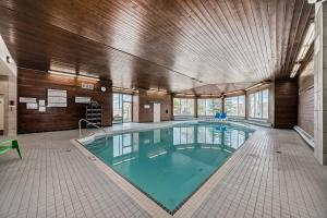 Bazén v ubytování Stony Plain Inn & Suites nebo v jeho okolí