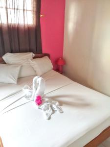 Postel nebo postele na pokoji v ubytování Appartement moderne à Sainte-Anne - Piscine & Jardin - 80 m²