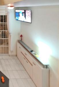 TV a/nebo společenská místnost v ubytování Appartement moderne à Sainte-Anne - Piscine & Jardin - 80 m²