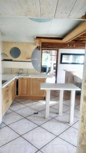 una cucina con tavolo bianco in una camera di Maison de charme à Gan avec vue sur la montagne a Gan