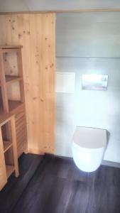 bagno con servizi igienici bianchi e mensola di Maison de charme à Gan avec vue sur la montagne a Gan