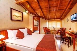 una camera da letto con un letto, una scrivania e un tavolo di Hotel Erguvan - Special Category a Istanbul