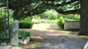 un parque con un árbol y un cenador en Villa charmante à Dauphin avec piscine privée, en Dauphin